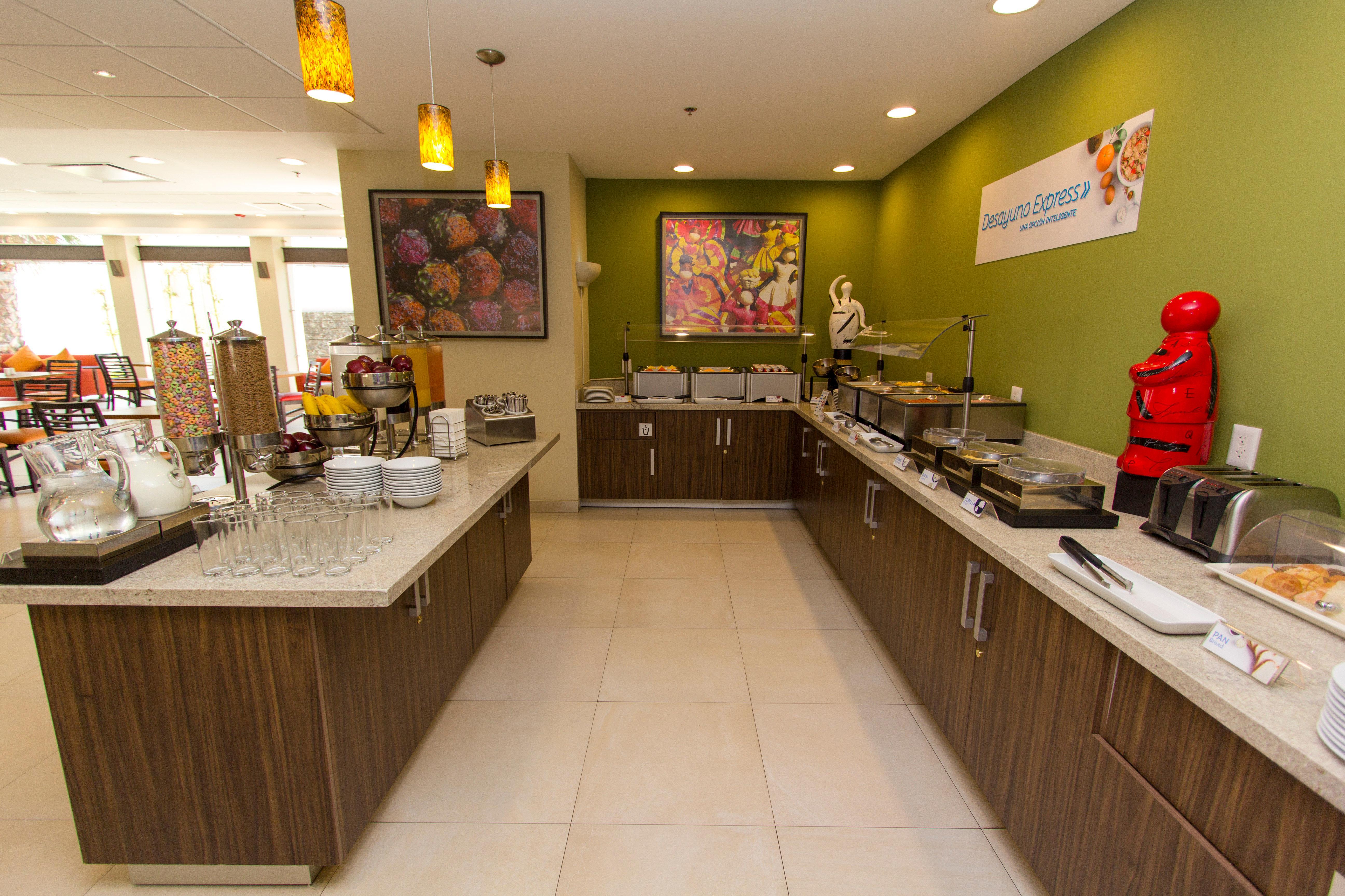 Holiday Inn Express Guadalajara Aeropuerto By Ihg Las Pintas Extérieur photo