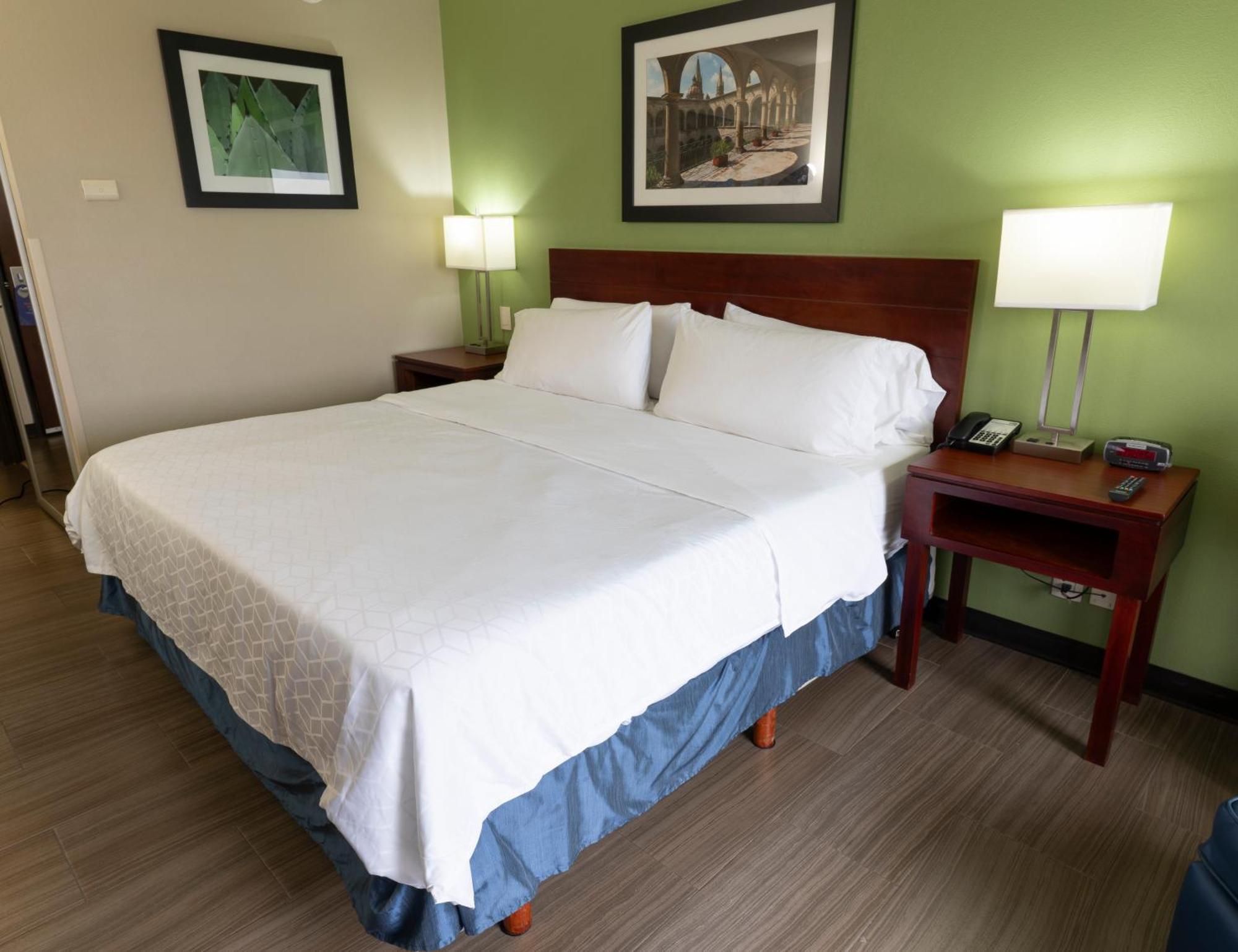 Holiday Inn Express Guadalajara Aeropuerto By Ihg Las Pintas Extérieur photo