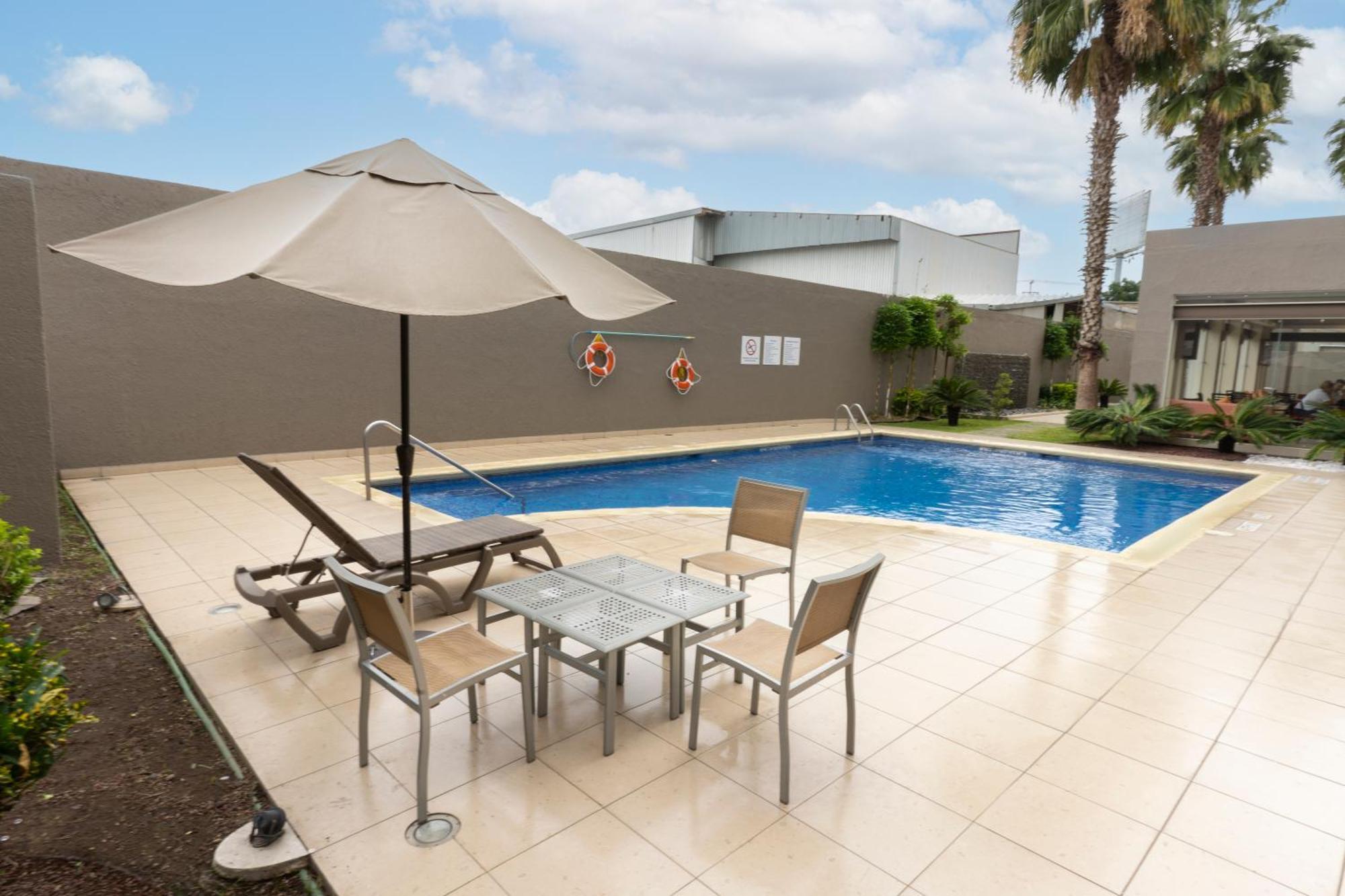 Holiday Inn Express Guadalajara Aeropuerto By Ihg Las Pintas Extérieur photo