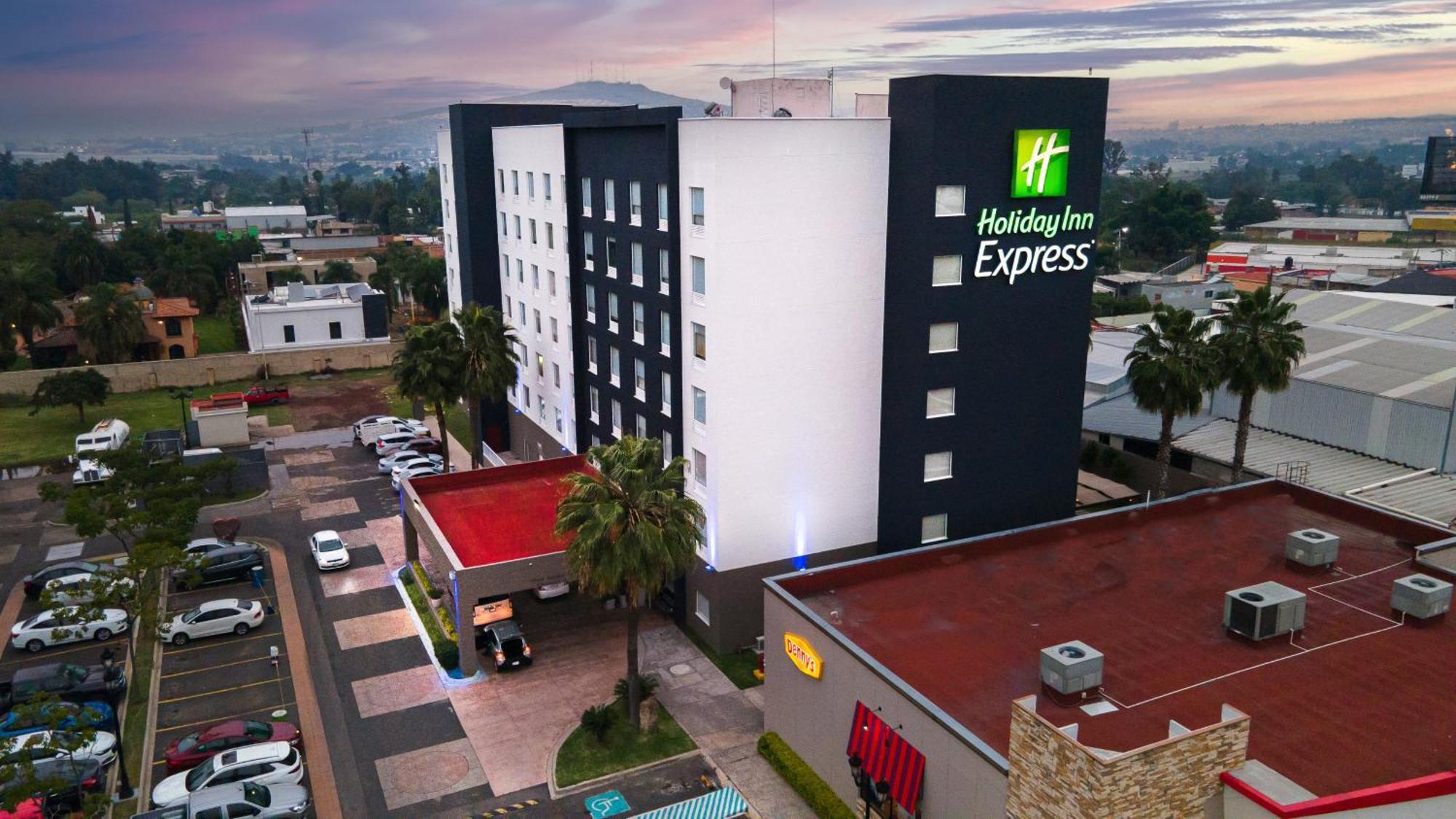 Holiday Inn Express Guadalajara Aeropuerto By Ihg Las Pintas Extérieur photo