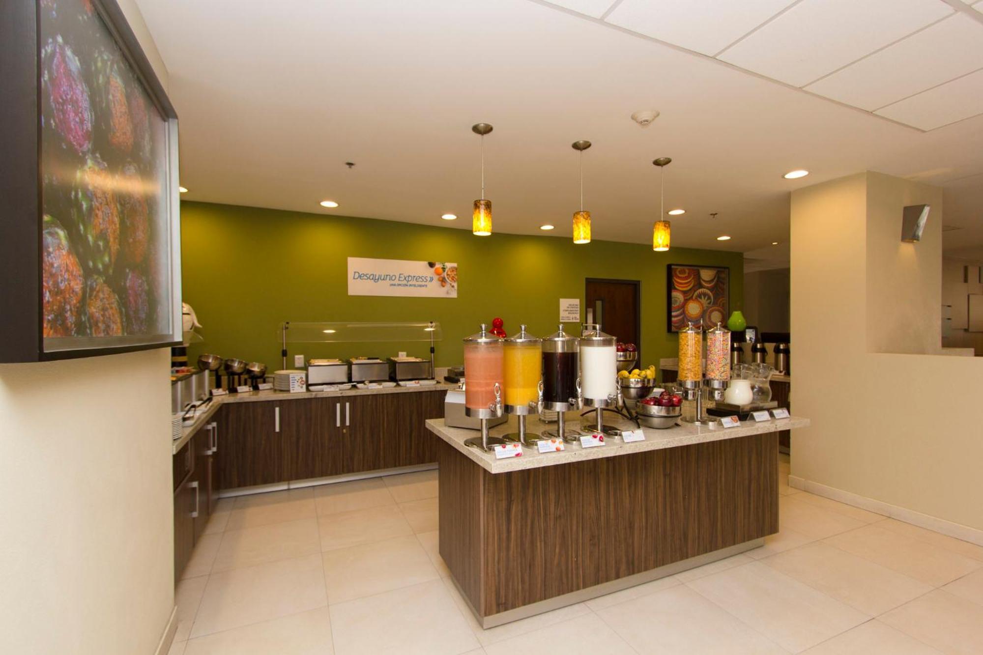 Holiday Inn Express Guadalajara Aeropuerto By Ihg Las Pintas Extérieur photo