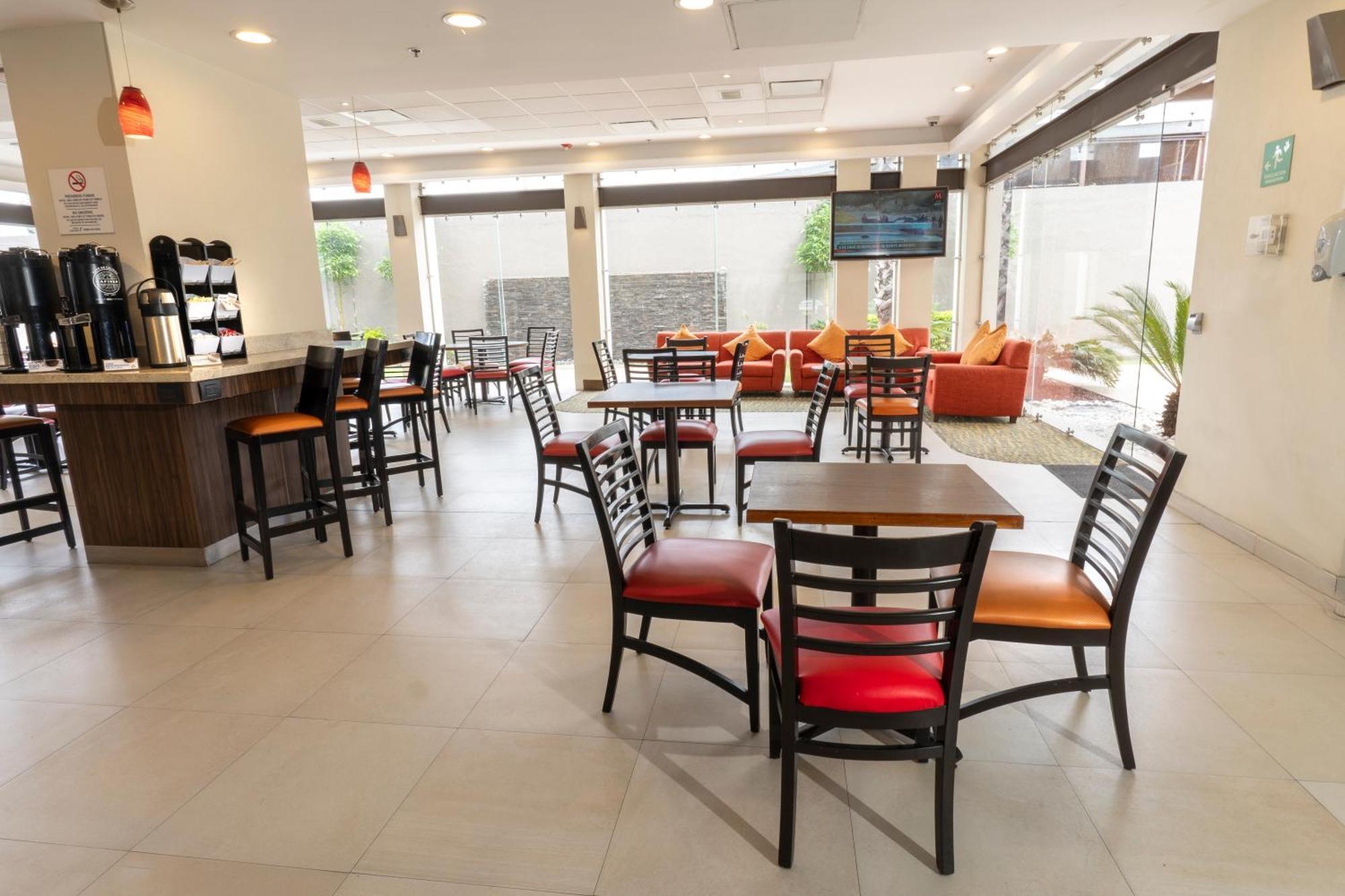 Holiday Inn Express Guadalajara Aeropuerto By Ihg Las Pintas Extérieur photo