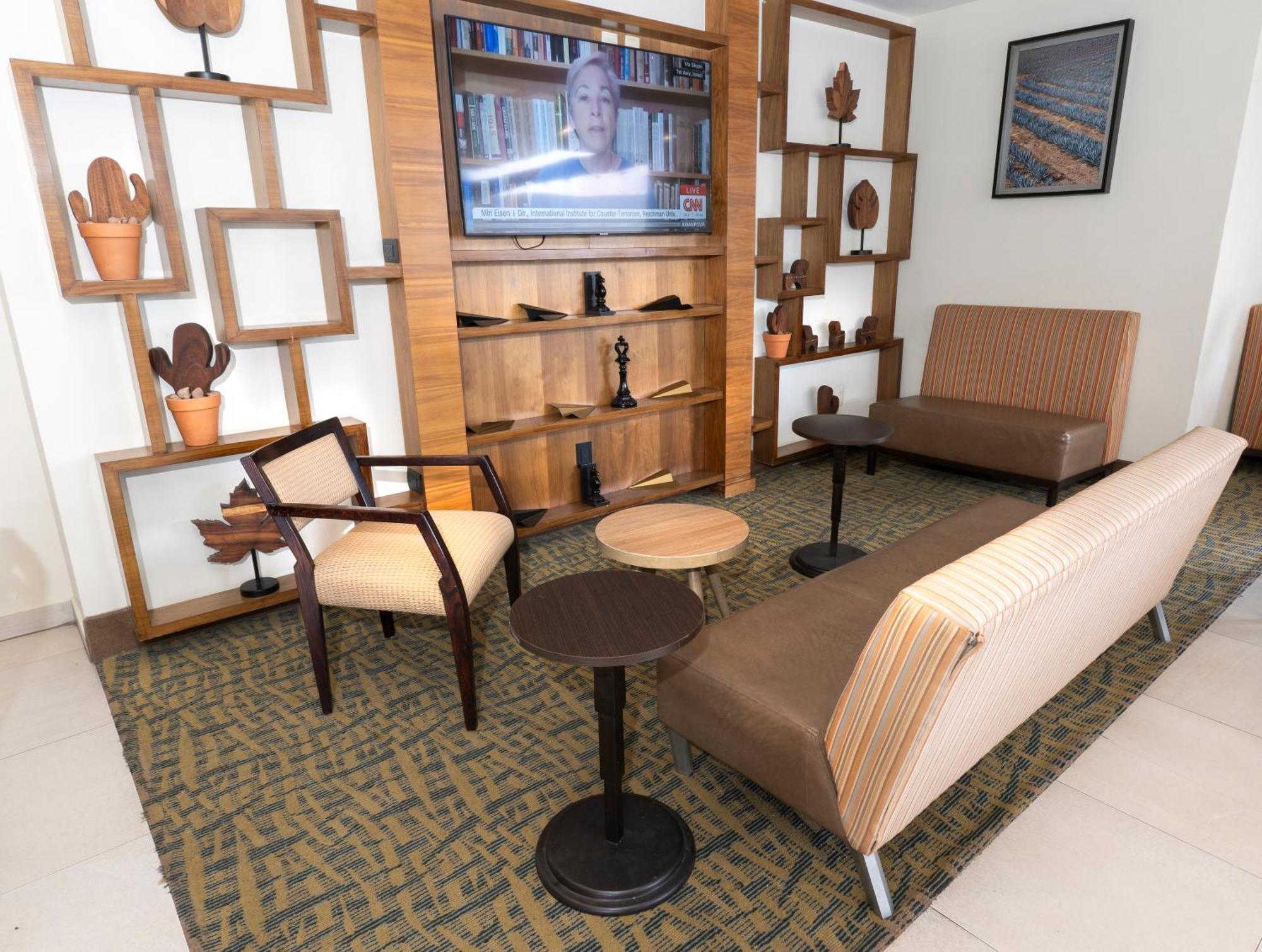 Holiday Inn Express Guadalajara Aeropuerto By Ihg Las Pintas Extérieur photo