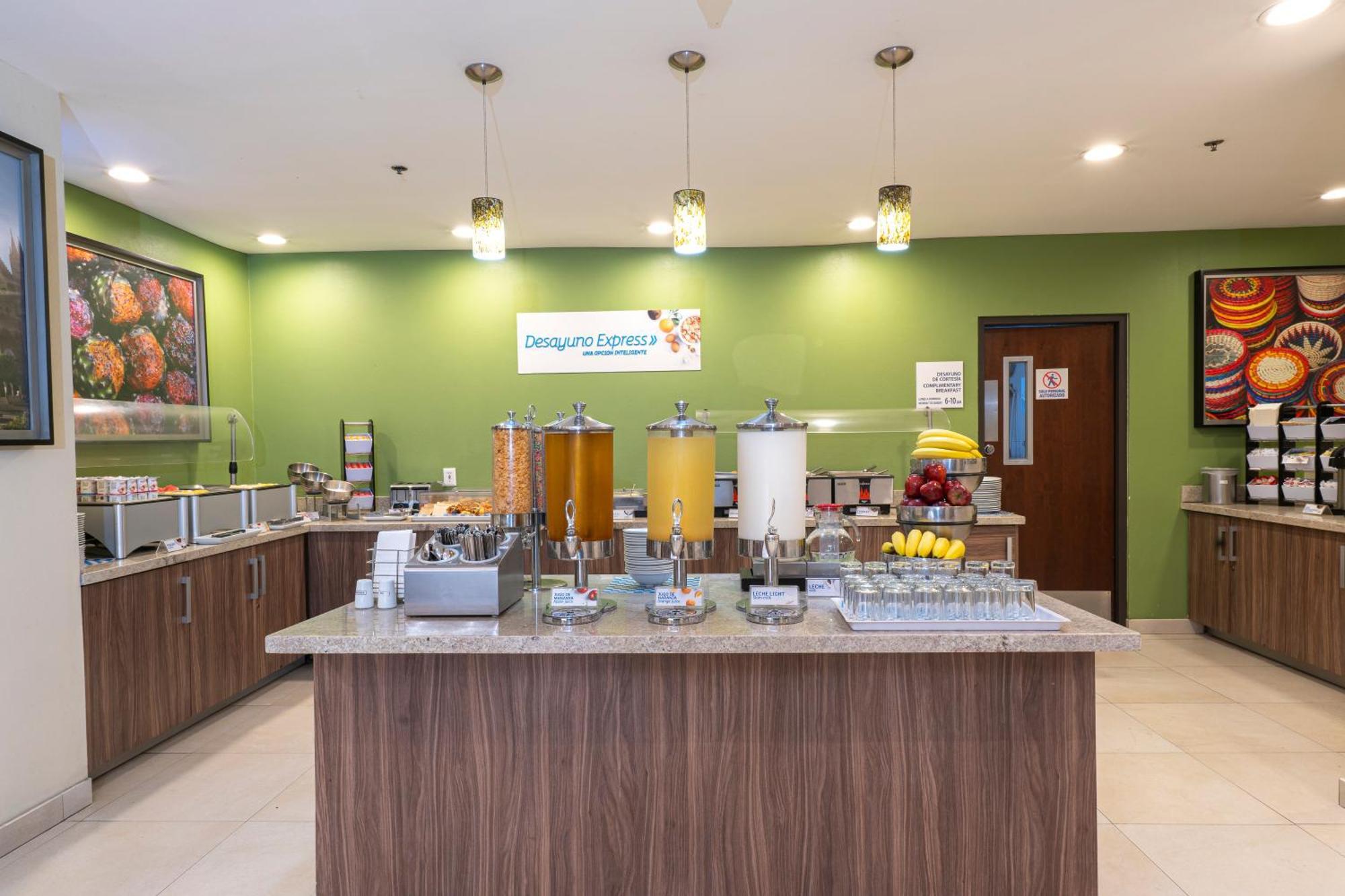 Holiday Inn Express Guadalajara Aeropuerto By Ihg Las Pintas Extérieur photo