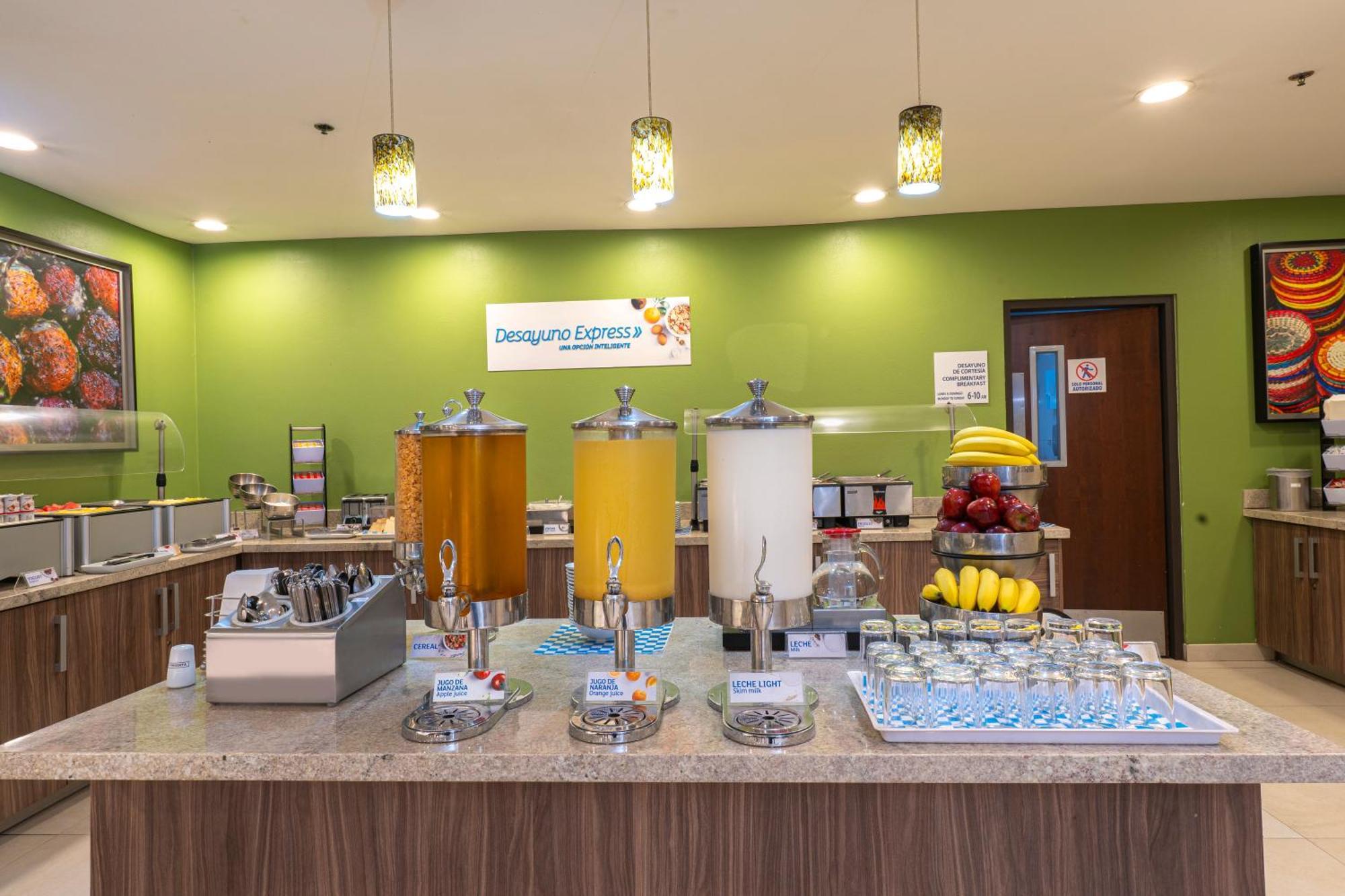 Holiday Inn Express Guadalajara Aeropuerto By Ihg Las Pintas Extérieur photo