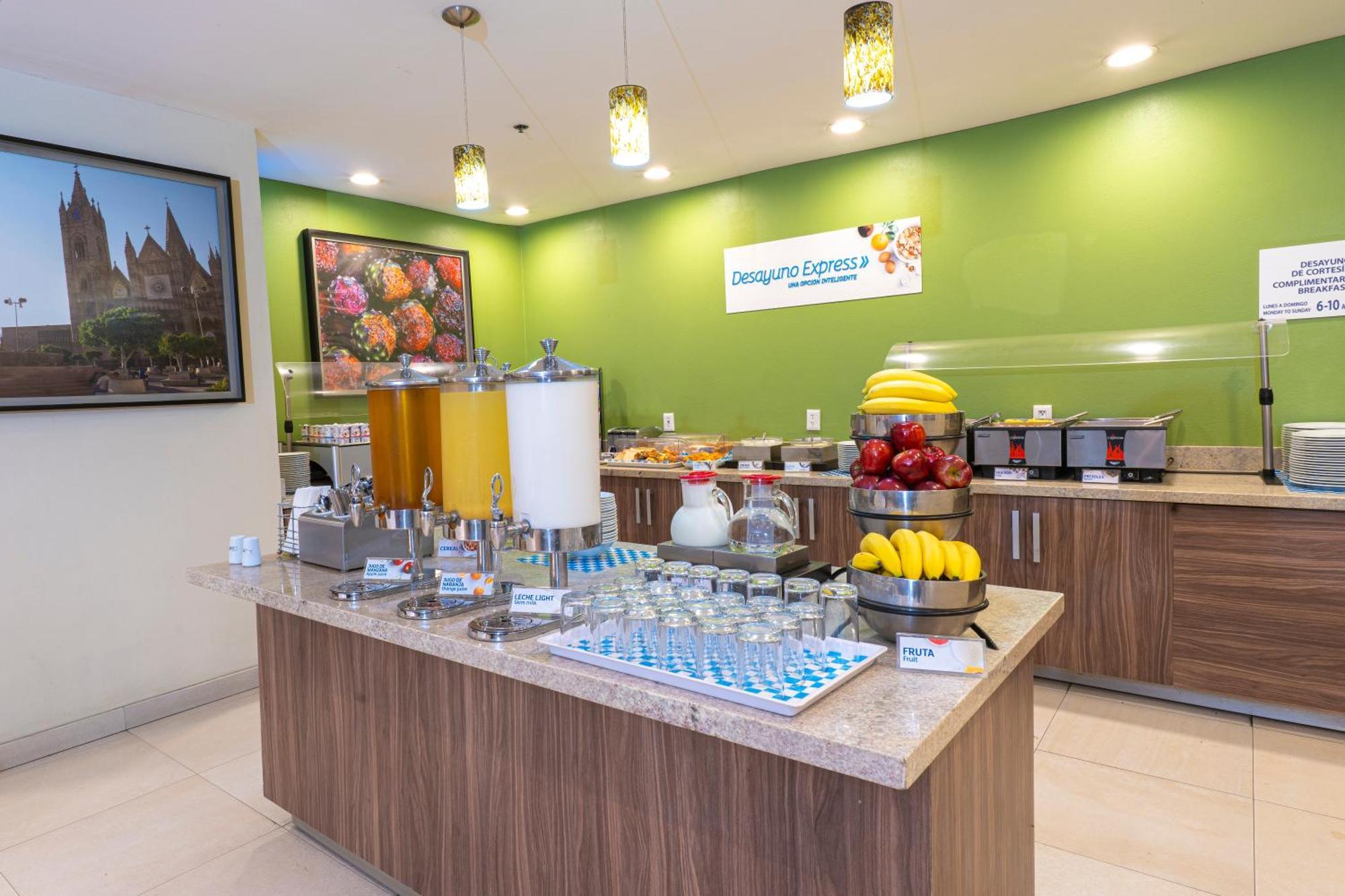 Holiday Inn Express Guadalajara Aeropuerto By Ihg Las Pintas Extérieur photo