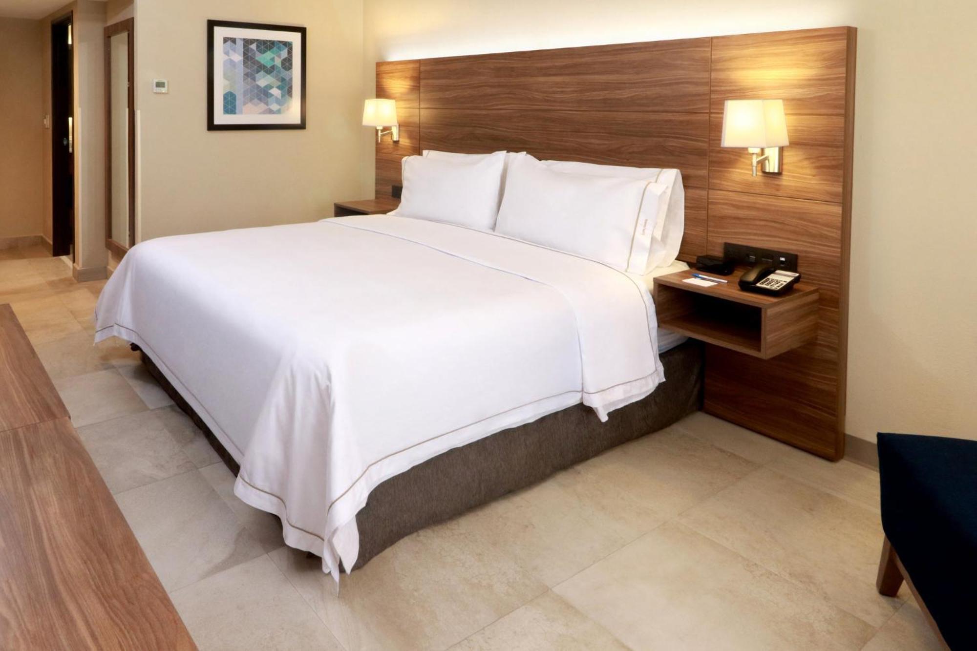 Holiday Inn Express Guadalajara Aeropuerto By Ihg Las Pintas Extérieur photo